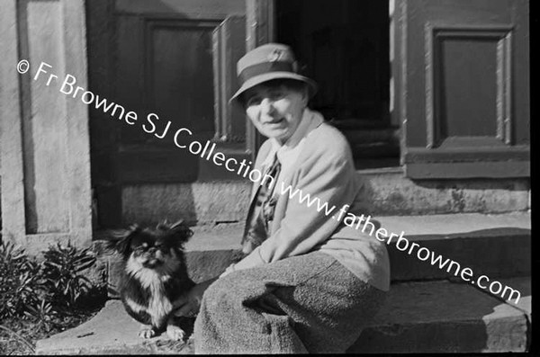 MRS BODKIN MAHON & HER PEKE AT NILE LODGE